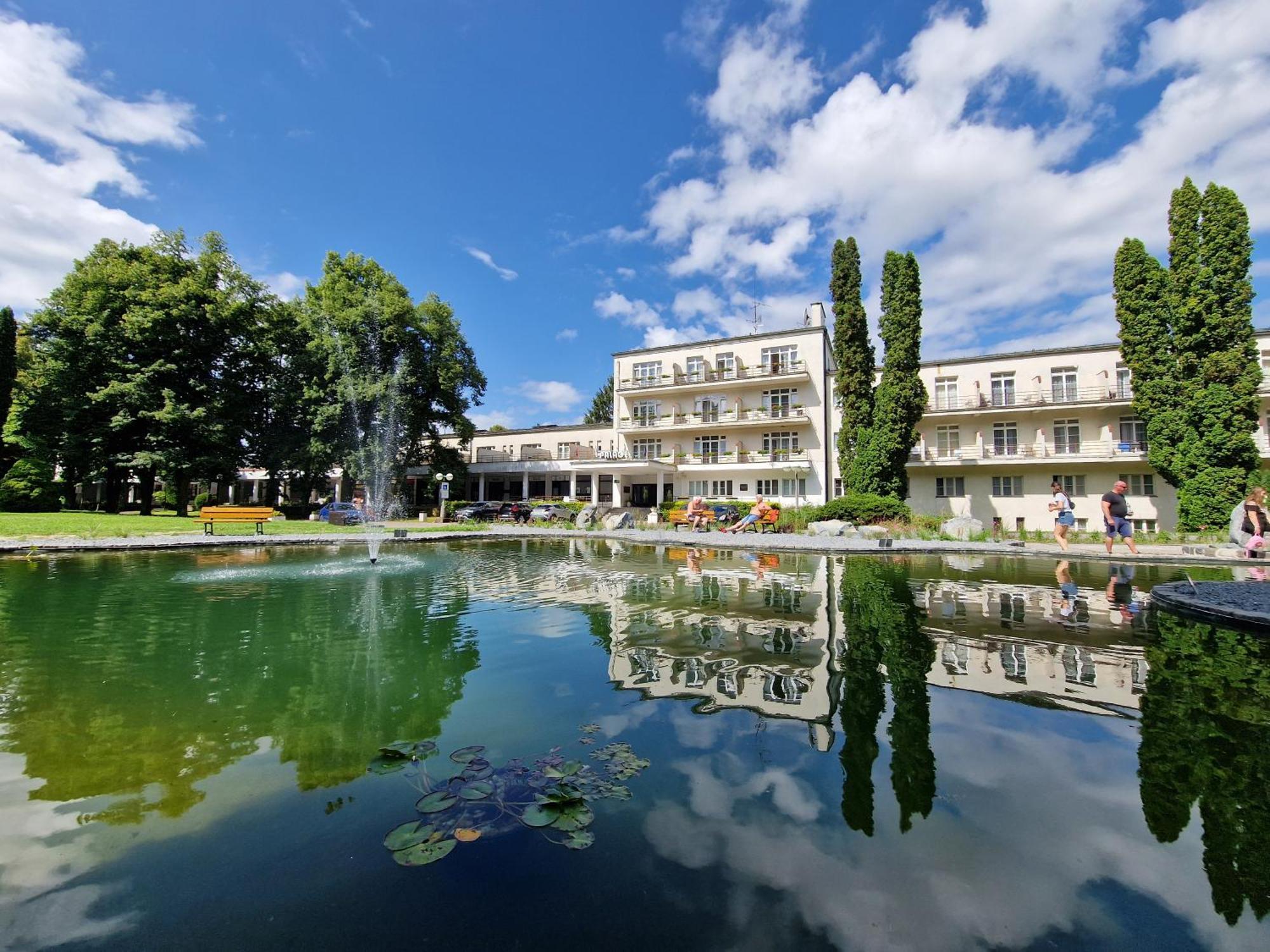 Hotel Palace - Kupele スリアチ エクステリア 写真