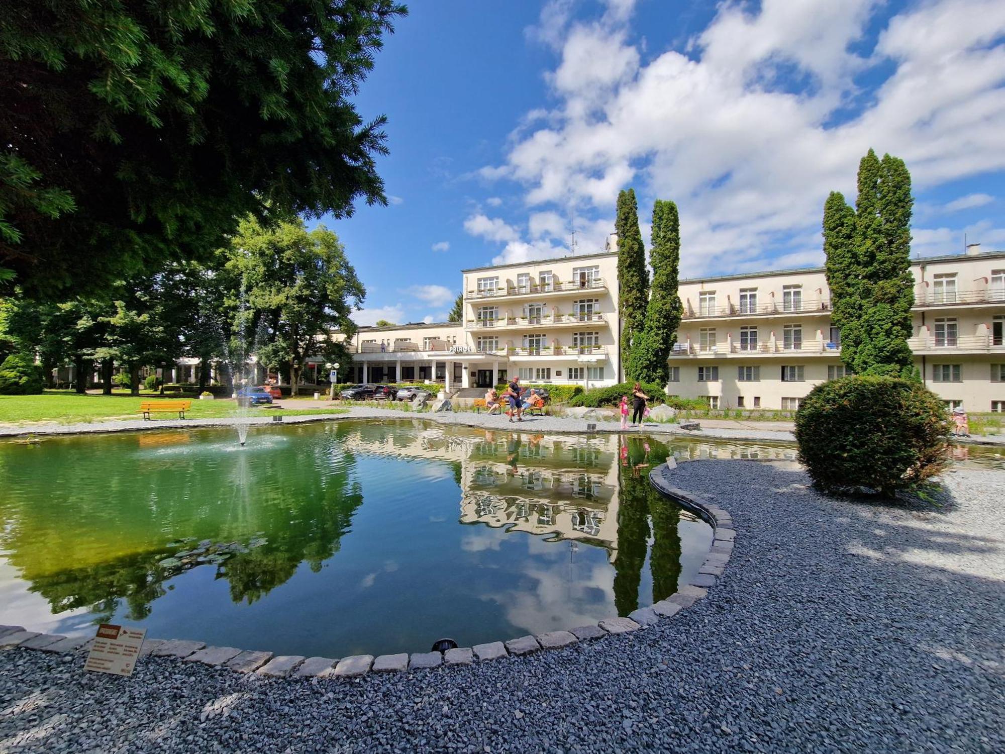 Hotel Palace - Kupele スリアチ エクステリア 写真